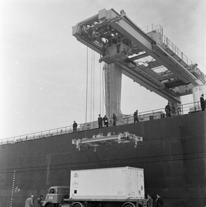 857693 Afbeelding van de overslag van een container bij de nieuwe containerterminal aan de Corsicaweg te Amsterdam (CTA).